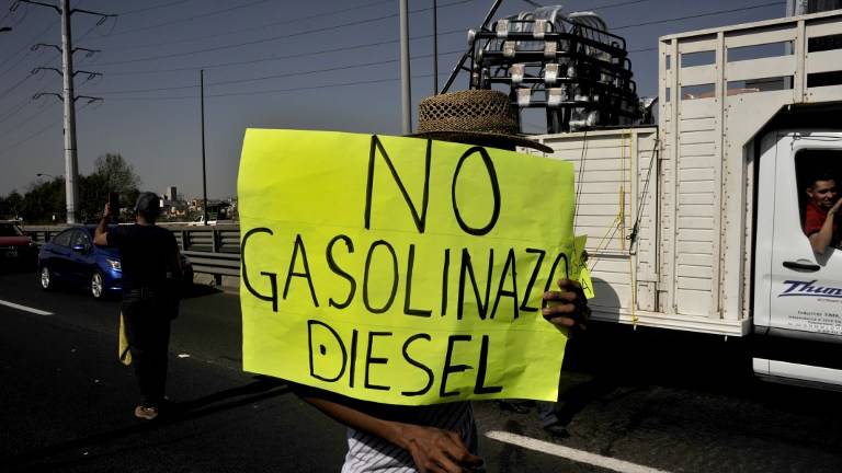 Bloquean puente en protesta por alza de gasolinas en México