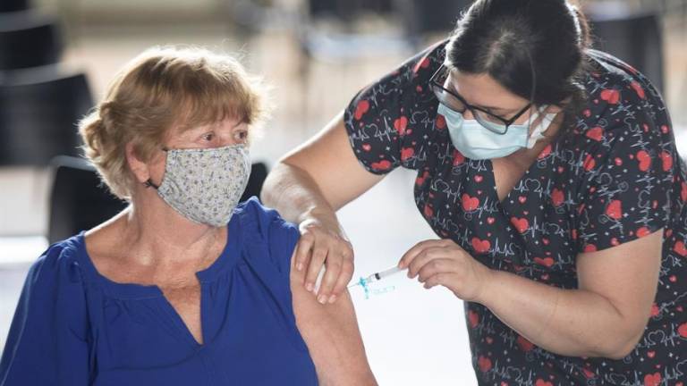Jóvenes se visten como abuelas para vacunarse contra la COVID 19