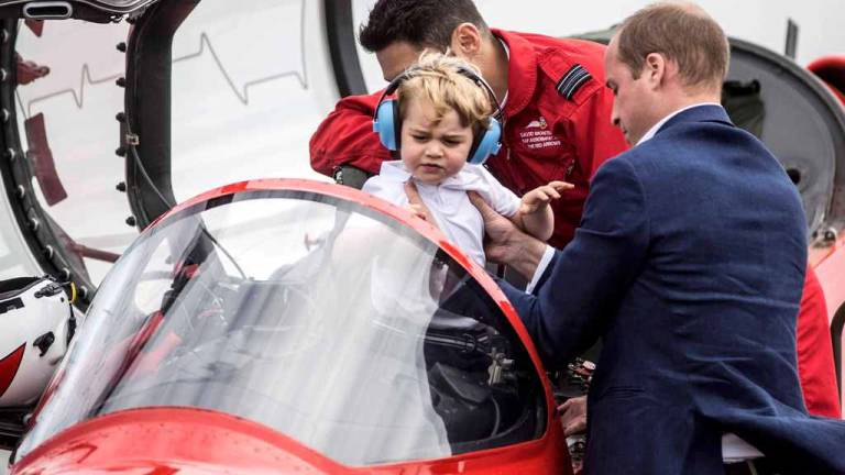 El príncipe Jorge se sube a un avión caza