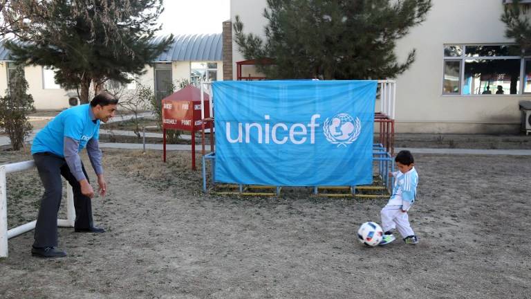 El &quot;Messi afgano&quot; recibe camisetas dedicadas de su ídolo