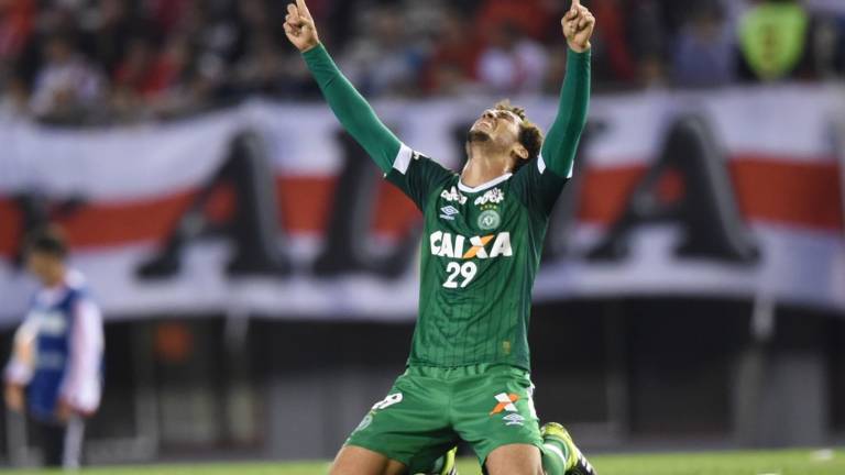 Neto, sobreviviente del Chapecoense, se retira del fútbol