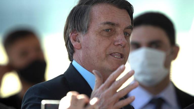 Bolsonaro amenaza con golpear &quot;en la boca&quot; a periodista al ser preguntado por escándalo de su esposa