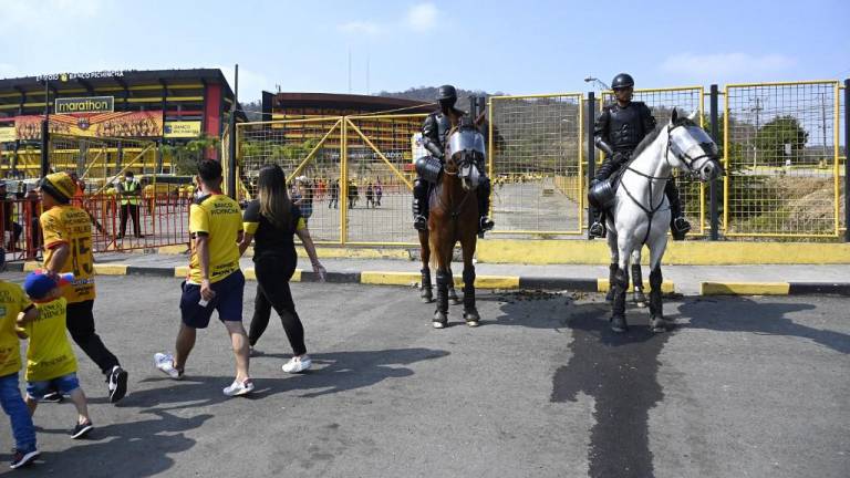 Hinchas fueron secuestrados a la salida del estadio Monumental: policías lograron rescatarlos de un vehículo