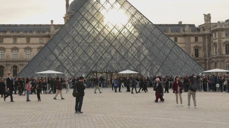 Capturan a dos sujetos por el robo de joyas en el museo de Louvre: su ADN fue clave