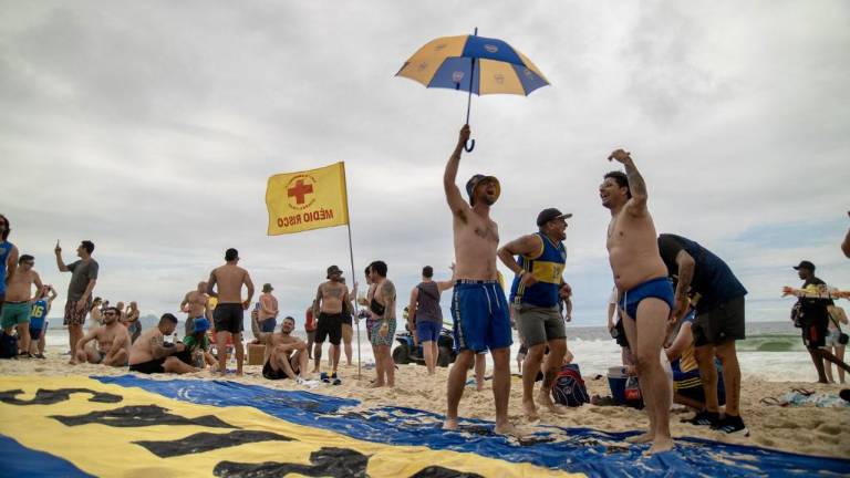 En la playa de Copacabana, los hinchas argentinos se han congregado en la previa del partido final de Copa.