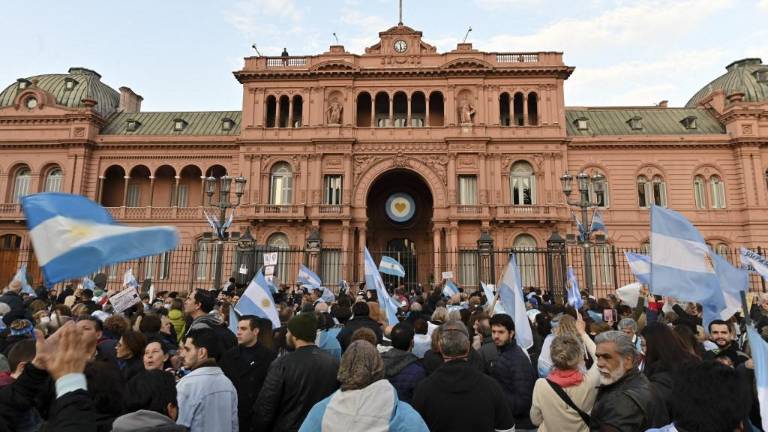 Oposición se concentró fuera de la casa presidencial argentina en medio de la inflación galopante