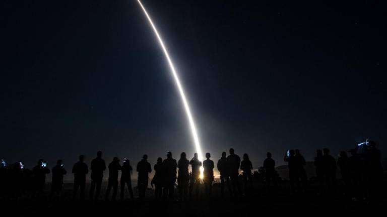 Estados Unidos lanza con éxito un misil intercontinental