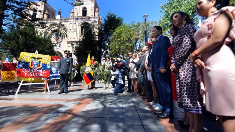 Las autoridades de Cuenca, Azuay y el país rinden tributo con una ofrenda floral por los 203 años de Independencia de la ciudad.