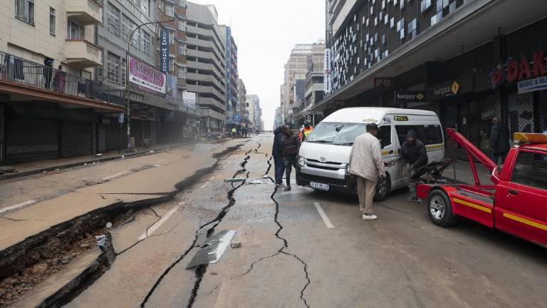 Explosión, aparentemente de gas, deja varios heridos y un muerto en Sudáfrica; vehículos volaron por los aires