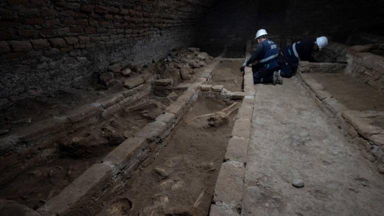 Hallan cripta con 14 entierros humanos en iglesia colonial de Perú