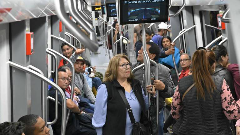 Los usuarios del Metro de Quito se transportan en una de los trenes que cruzan la capital desde Quitumbe (sur) hasta El Labrador (norte).
