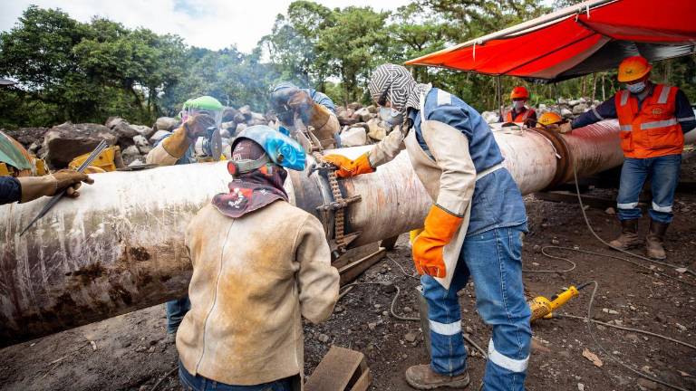 Ecuador sufre millonaria pérdida por suspensión de bombeo de crudo tras erosión