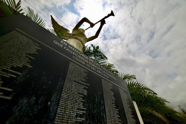 $!Fotografía del 15 de febrero de 2022 que muestra un mural en homenaje a las personas fallecidas por covid-19 en 2020, en Guayaquil (Ecuador).