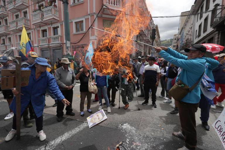 $!Sindicatos y organizaciones sociales marcharon en el centro de Quito contra las políticas económicas del presidente Daniel Noboa.
