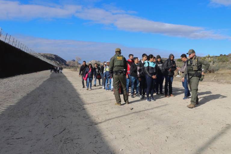$!Agentes de la Patrulla Fronteriza estadounidense reciben a un grupo de migrantes, el 29 de noviembre del 2023, en el puesto fronterizo de Jacumba, a unas 75 millas (120 kilómetros) al este de San Diego, California (EEUU).