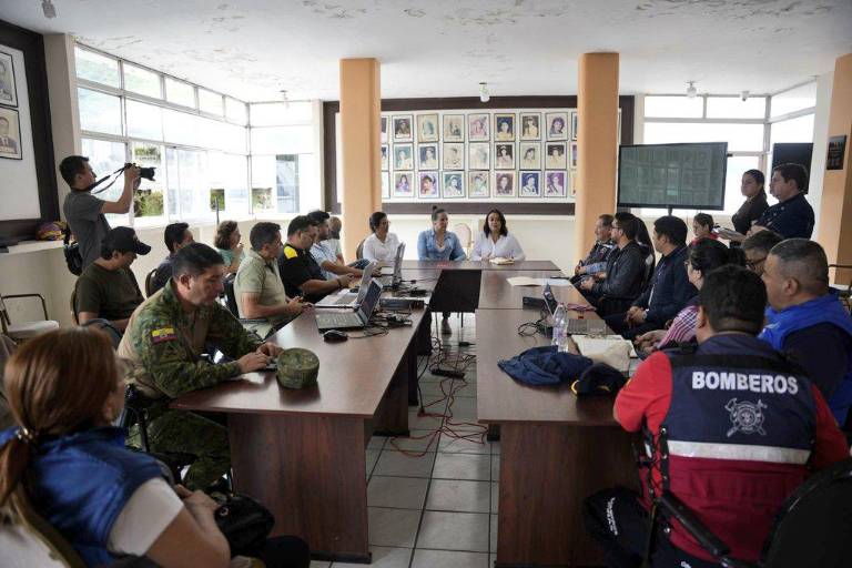 $!Altos funcionarios del Estado, autoridades locales, militares y bomberos reunidos en mesas técnicas.