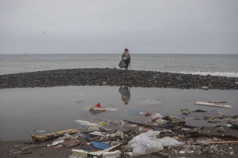$!El plástico queda varado en las playas de varios países latinos como Perú.