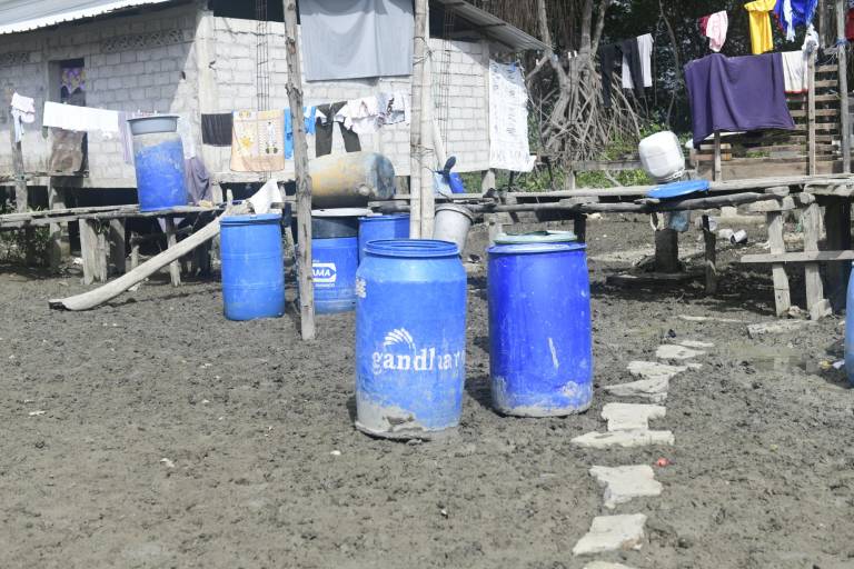 $!Las comunas no tienen agua potable, así que deben comprar a las camaroneras y almacenarlas en estos recipientes.