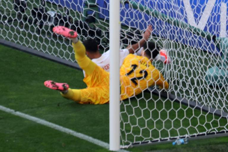 $!Nada qué hacer para parar el autogol de Samet Akaydin.