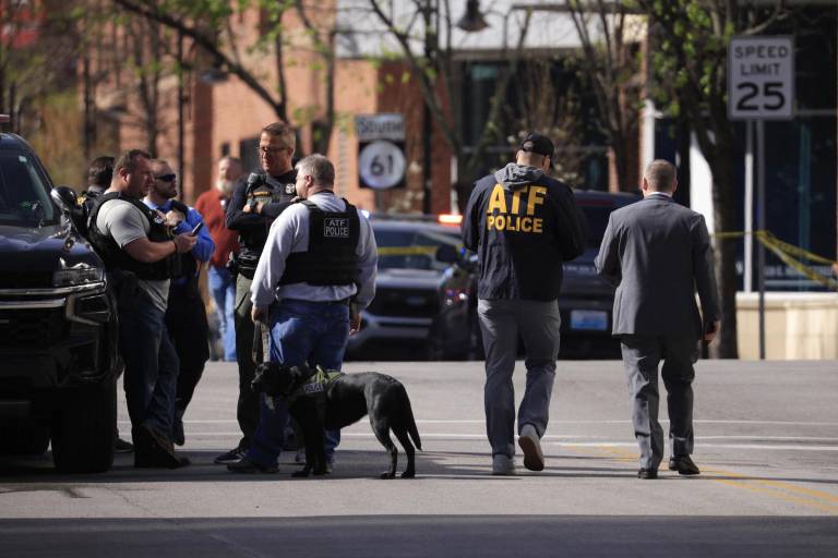 $!El suceso ocurrió en el edificio del Old National Bank en el centro de Louisville.