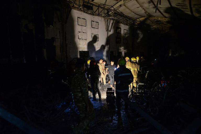 $!Miembros de la defensa civil inspeccionan la escena de un incendio que estalló durante una boda en un salón de eventos en Al-Hamdaniyah, Irak, el 27 de septiembre de 2023.