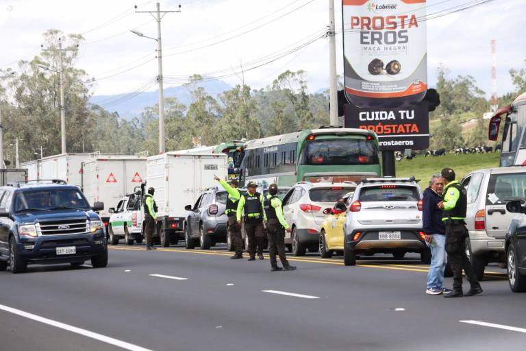 $!Paralización del transporte pesado luego de la eliminación del subsidio al diésel en el sector de Aloag, en la E35.