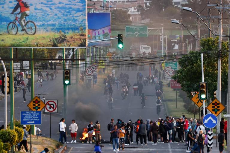 $!Personas bloquean una vía durante una manifestación este miércoles, en Otavalo.