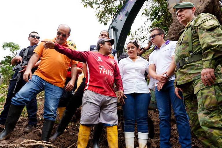 $!El presidente Daniel Noboa junto a la alcaldesa de Piñas, Teresa Feijóo, durante la visita a la zona del aluvión el lunes 3 de marzo.