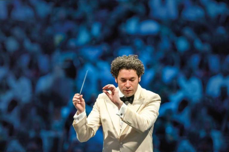 $!El director musical Gustavo Dudamel recibió un Grammy por Mahler: Symphony No. 8, 'Symphony Of A Thousand'.