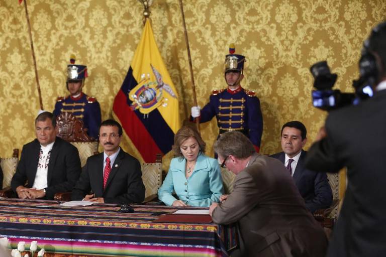 $!Foto de la firma del contrato para que DP World construyera y operara el Puerto de Aguas Profundas en Posorja.