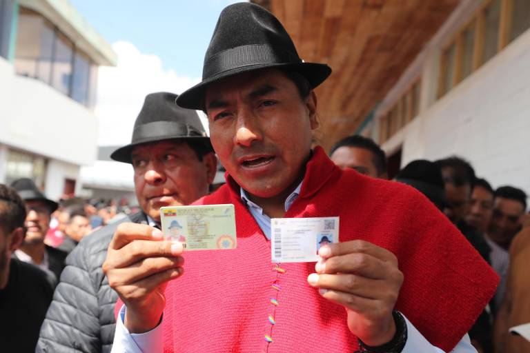 $!El candidato Leonidas Iza muestra su documento de identidad.