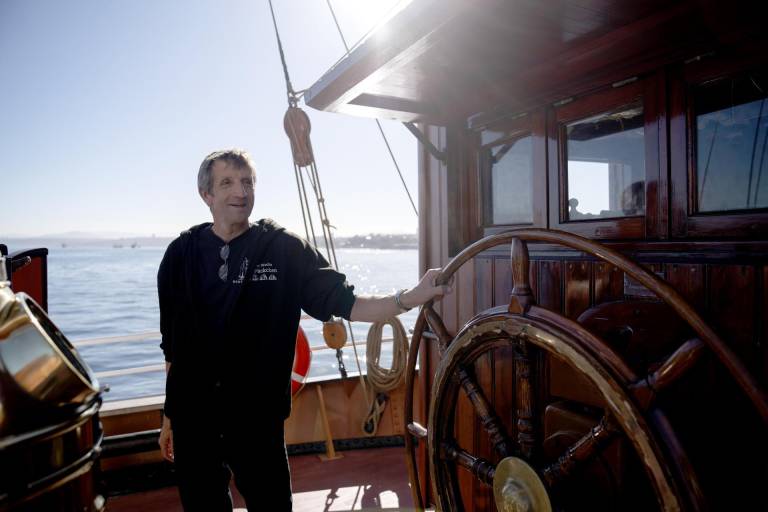 $!El capitán del buque Oosterschelde, Jam Willem Bos habla con visitantes a bordo del buque, el 8 de marzo de 2024, en Valparaíso (Chile).