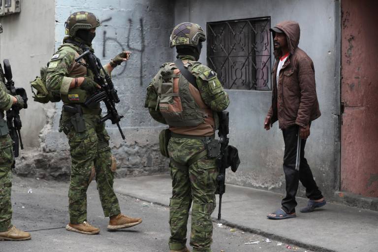$!Una compañía de soldados ecuatorianos habla con pobladores hoy, en el barrio Comité del Pueblo Zona Once en Quito (Ecuador).