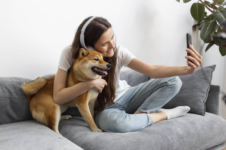 $!Una joven disfrutando su tiempo junto a su perrito.