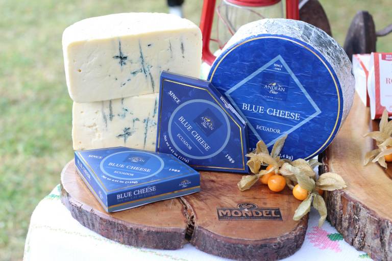 $!Mondel exportó a Estados Unidos su queso azul. La marca produce 20 tipos de quesos especiales.