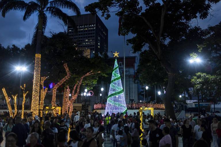 $!Personas participan en las fiestas por el inicio de la temporada navideña este miércoles, en Caracas.