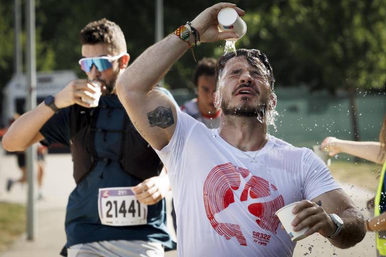 $!Los atletas Andoni Acebedo (01:10:54) y Amaia Melero (01:26:13) en la carrera La Media San Fermín 2026.