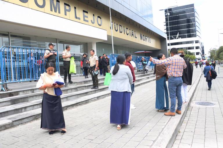 $!Familiares, amigos y abogados de los doce procesados salen al receso de la audiencia en el Complejo Judicial Norte, en Quito.
