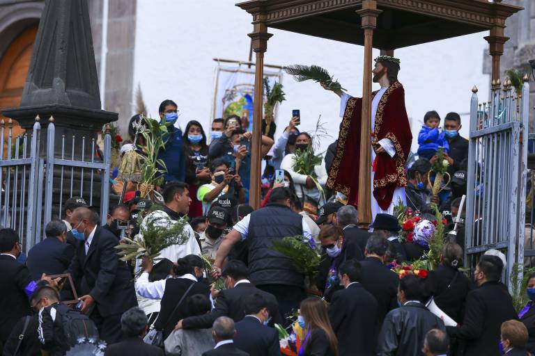 $!Vírgenes aladas y una lluvia de agua bendita en fiesta de los Ramos en Ecuador