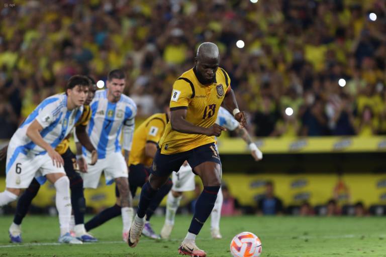 $!Enner Valencia remata el balón en un partido contra Argentina.