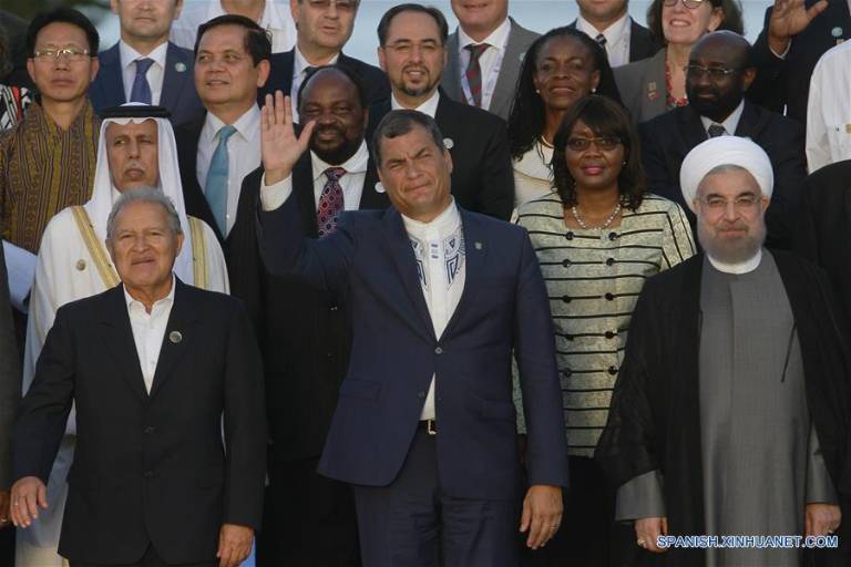 $!Los presidentes de Ecuador, Rafael Correa (c-frente), de El Salvador, Salvador Sánchez Cerén (i-frente) y de Irán, Hassan Rouhani (d-frente), posan en el marco de la XVII Cumbre del Movimiento de Países No Alineados (MNOAL), en la isla de Margarita, Venezuela, el 17 de septiembre de 2016.