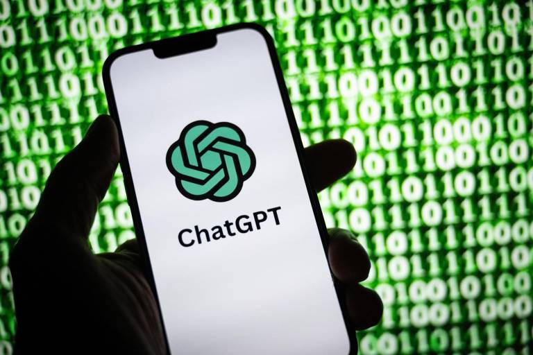 $!Esta fotografía ilustrativa tomada el 30 de octubre de 2023 muestra el logotipo de ChatGPT, un chatbot basado en modelos de lenguaje desarrollado por OpenAI, en un teléfono inteligente en Mulhouse, este de Francia.