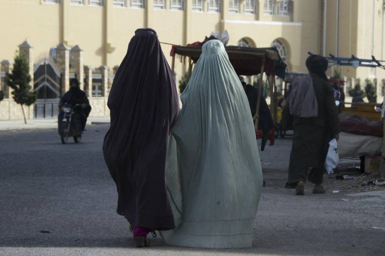 $!Desde la llegada al poder de los Talibanes, las mujeres tampoco tienen permitido recorrer largos trayectos sin estar acompañadas de un hombre.