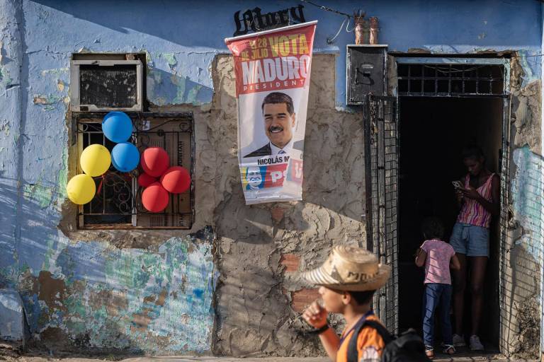$!Fotografía de un cartel en una casa durante una manifestación de apoyo al presidente de Venezuela, Nicolás Maduro, este lunes, en Maracaibo.