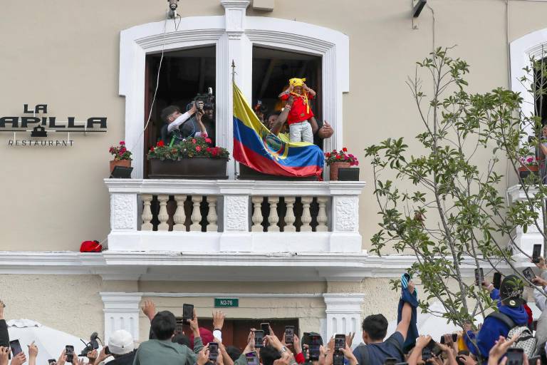 $!El youtuber estadounidense Speed (c) sostiene al influencer Jorgito Guayaco este jueves, en la ciudad de Quito.