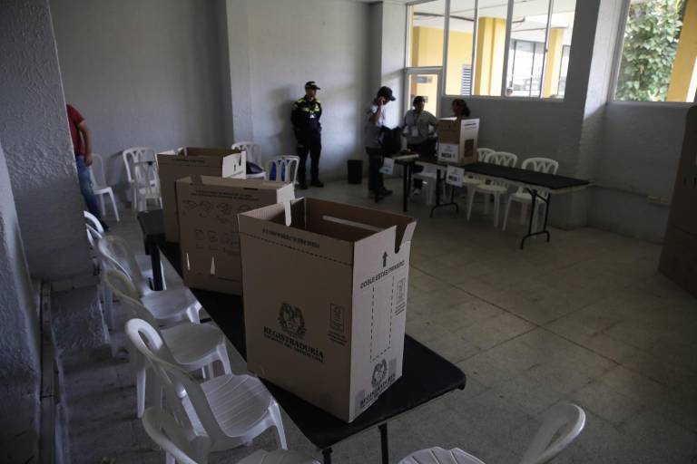 $!Un integrante de la Policía de Colombia custodia una mesa de votación, este sábado en Barranquilla (Colombia).