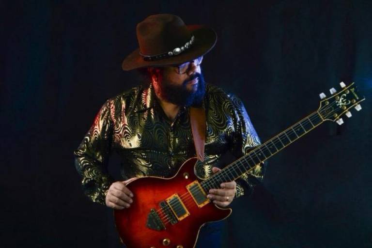 $!En total, Antonio Vergara ha compuesto 13 discos como guitarrista, cantante, compositor y productor.