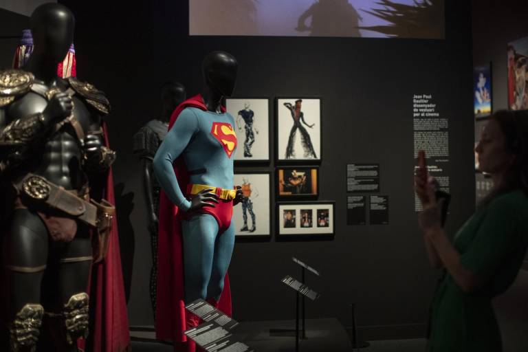 $!Jean Paul Gaultier llevó más de 80 trajes icónicos del cine, entre ellos el traje de Superman.