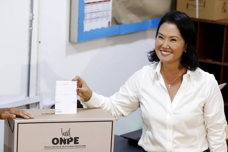 $!La candidata Keiko Fujimori deposita su voto en Lima (Perú).