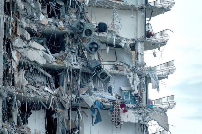 $!Estremecedor derrumbe de un edificio en Miami deja un muerto y se teme que haya más entre los escombros